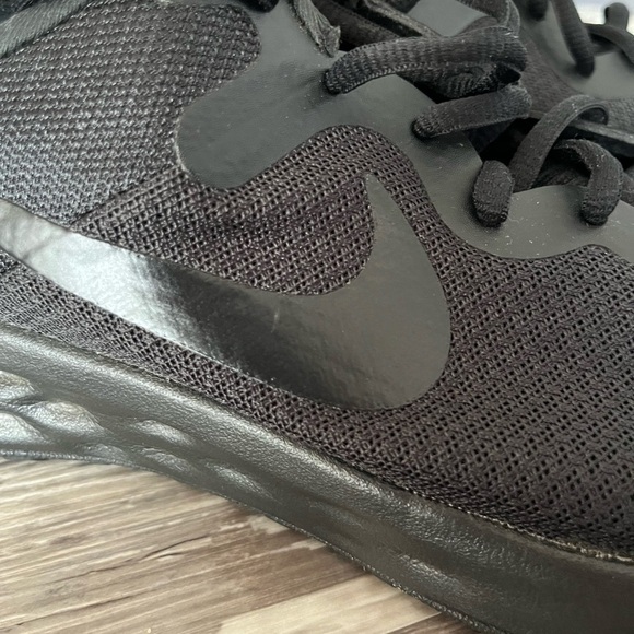 Nike Black Athletic Shoes with Cushioned Midsole - Picture 7 of 7